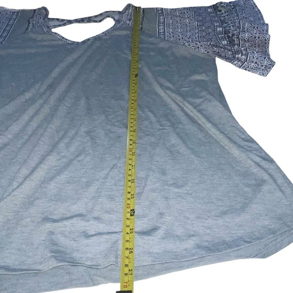 Absolutely Famous Grey & Blue Flutter Bell Sleeve Top - Size 2X - Picture 6 of 7